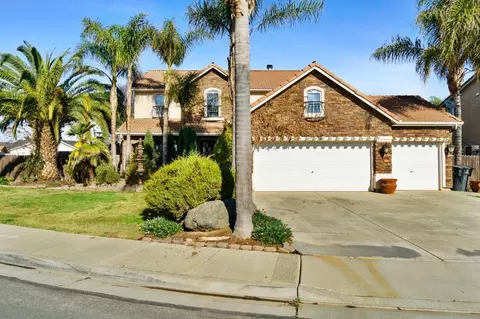 1144 W Windsor Ct, Hanford, CA 93230