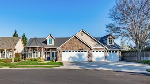 1917 N Oxford Ave, Clovis, CA 93619