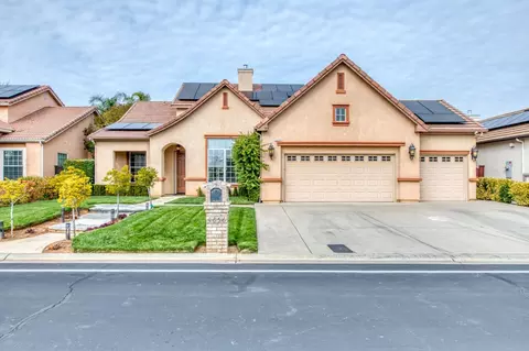 4656 N Waterside Dr, Clovis, CA 93619