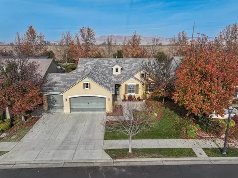 3741 Serena Ave, Clovis, CA 93619