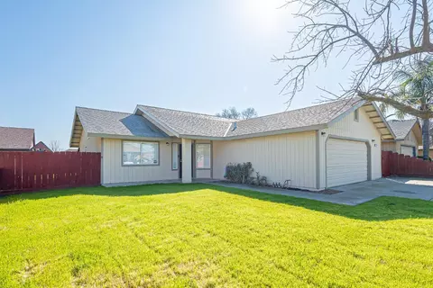 697 Kimball Ln, Hanford, CA 93230