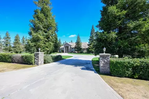 8602 N Purdue Ave, Clovis, CA 93619