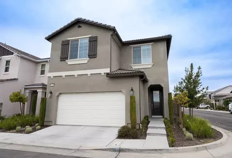 1450 E Via Dorata Way, Fresno, CA 93730