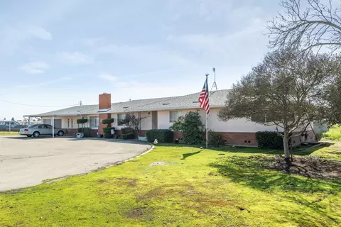 3741 W Whites Bridge Ave, Fresno, CA 93706