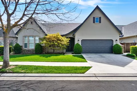 500 W Warwick Ave, Clovis, CA 93619