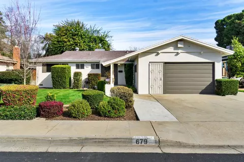 679 W Pat Dr, Clovis, CA 93612