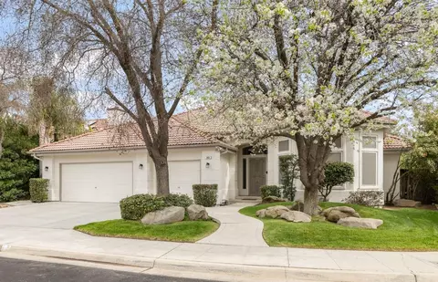 885 Carolina Ave, Clovis, CA 93611