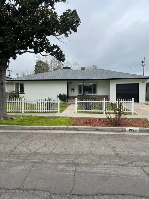 1228 W Fountain Way, Fresno, CA 93705