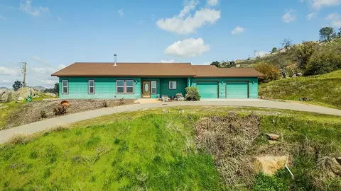 30330 Gooseberry Ln, Prather, CA 93651