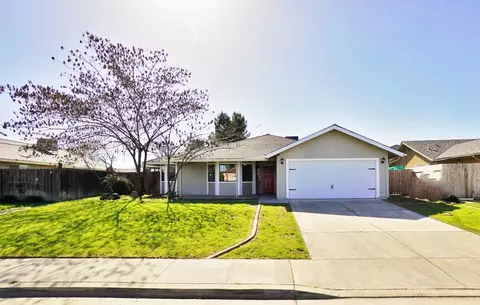 927 Birchwood Ct, Hanford, CA 93230