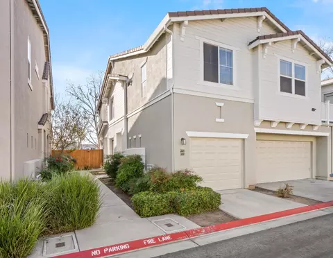 388 N Greco Ln, Clovis, CA 93611