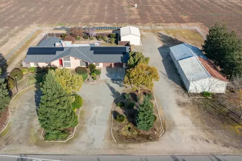 1104 S Turney Ave, Sanger, CA 93657