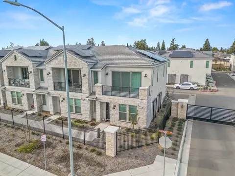 470 W Mahogany Ln, Clovis, CA 93611