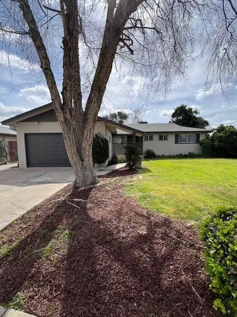 924 W Ashcroft Ave, Clovis, CA 93612