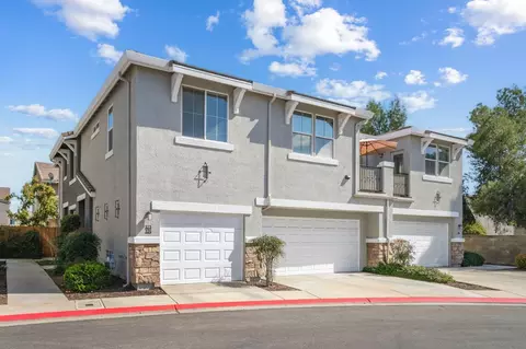 325 N Greco Ln, Clovis, CA 93611