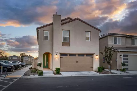 2048 N Walker Ln, Clovis, CA 93619