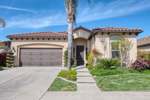 1304 E Via Verde Dr, Fresno, CA 93730