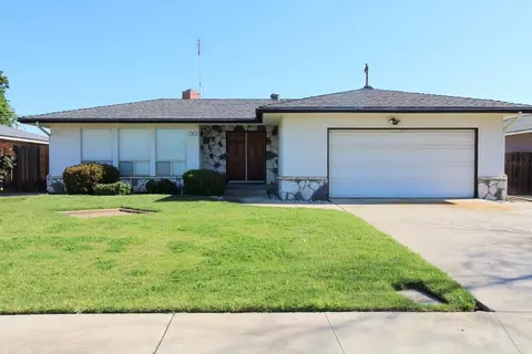 82 Acacia Dr, Sanger, CA 93657