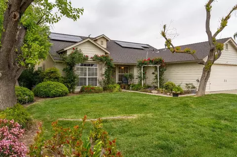 375 E Hollow Way, Dinuba, CA 93618