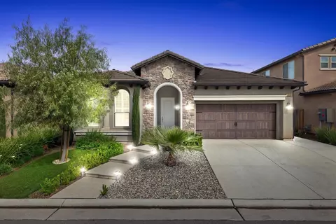 1693 N Ryan Ave, Clovis, CA 93619