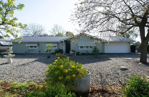 3040 N Oriskany Ave, Sanger, CA 93657