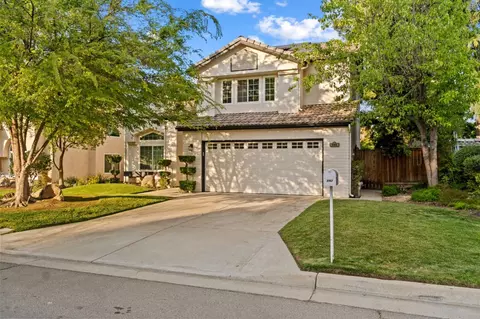 992 E Buckhill Rd, Fresno, CA 93720