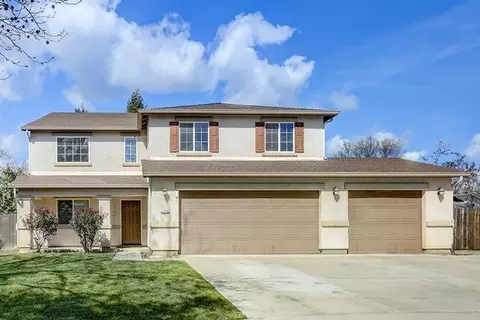 2754 W Porter Ct, Visalia, CA 93291