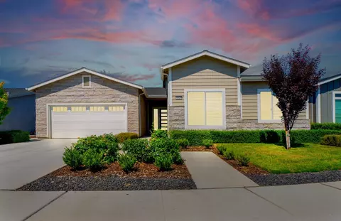 1928 N Sophia Ct, Hanford, CA 93230