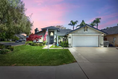 1129 N Claremont Ave, Clovis, CA 93611