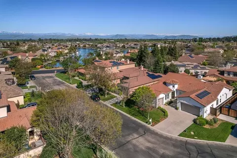 10557 E Monterey Bay Ln, Clovis, CA 93619