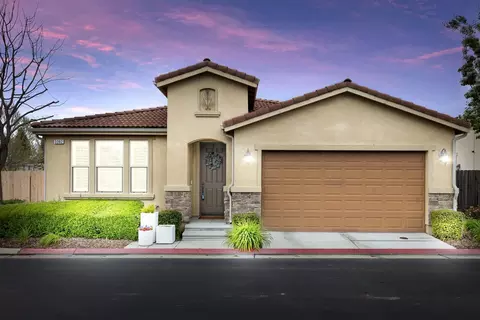 3382 Crevasse Ln, Clovis, CA 93619