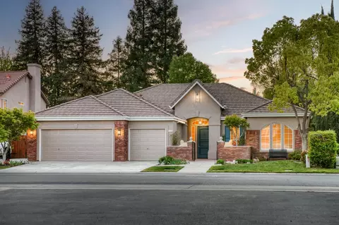 10226 N Sinclair Cir, Fresno, CA 93730