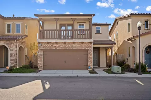 595 N Cattail Ct, Fresno, CA 93727