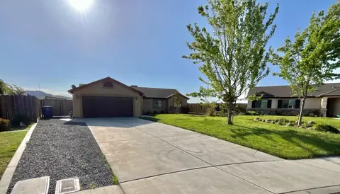 691 Blossom Ct, Exeter, CA 93221