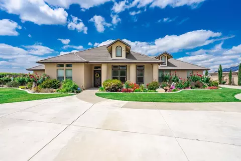 2246 Vintage Pl, Hanford, CA 93230