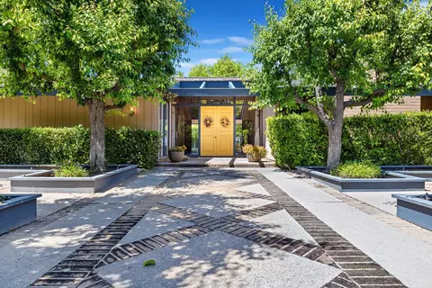 1350 W Roberts Ave, Fresno, CA 93711