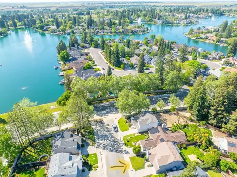 742 E Robin Ln, Fresno, CA 93730
