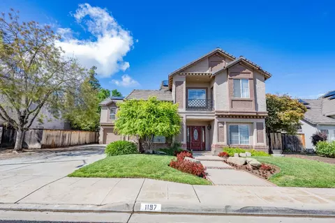1197 Minarets Ave, Clovis, CA 93611