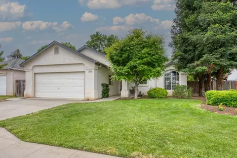 324 W Chennault Ave, Clovis, CA 93611