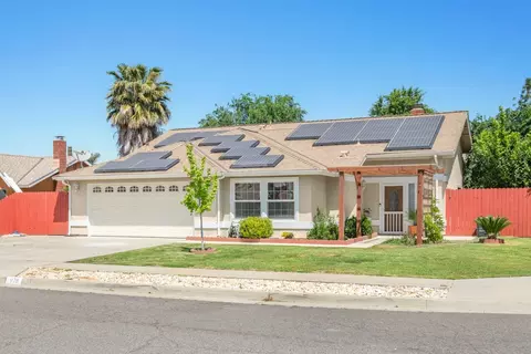 978 Rosewood Ln, Lemoore, CA 93245