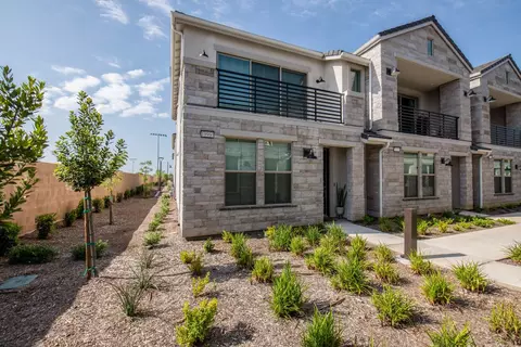 10960 N Honeysuckle Dr, Fresno, CA 93730