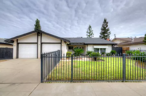 3048 E Los Altos Ave, Fresno, CA 93710
