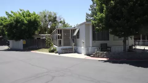 9360 N Blackstone Ave #136, Fresno, CA 93720