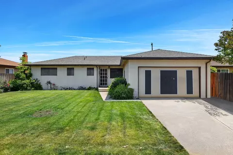 1721 Oxford Ave, Clovis, CA 93612