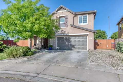 671 Kiwi St, Madera, CA 93638