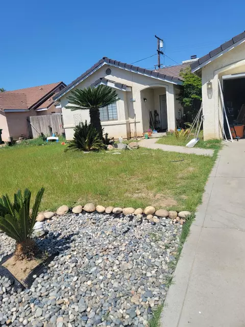 2102 Oak St, Selma, CA 93662