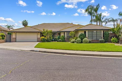 800 Ramblewood Ct, Dinuba, CA 93618