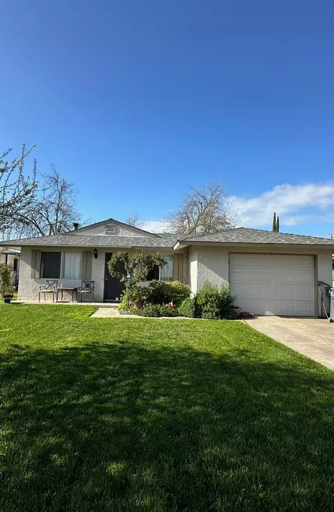 308 Washington Ct, Madera, CA 93638
