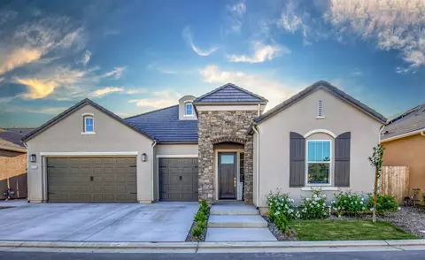 2120 N Perry Ln, Clovis, CA 93619