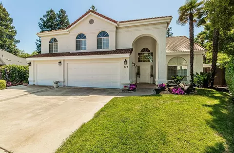 373 E Pelican Ct, Fresno, CA 93730